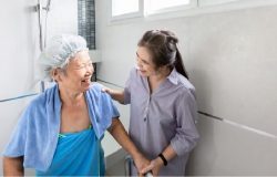 Lưu ý khi tắm cho bệnh nhân Alzheimer