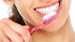 Chải răng đúng cách ít nhất 2 lần mỗi ngày để đảm bảo răng luôn khỏe đẹp