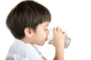 Cho trẻ uống đủ nước mỗi ngày để giữ độ ẩm đủ cho đường thở